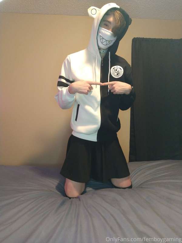 Anyone like Danganronpa? Well...this femboy got his punishme.. 4