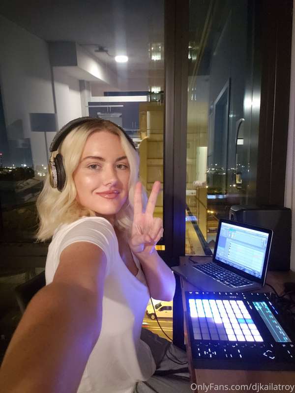 This was me Last night working on some Music 🤫🔊