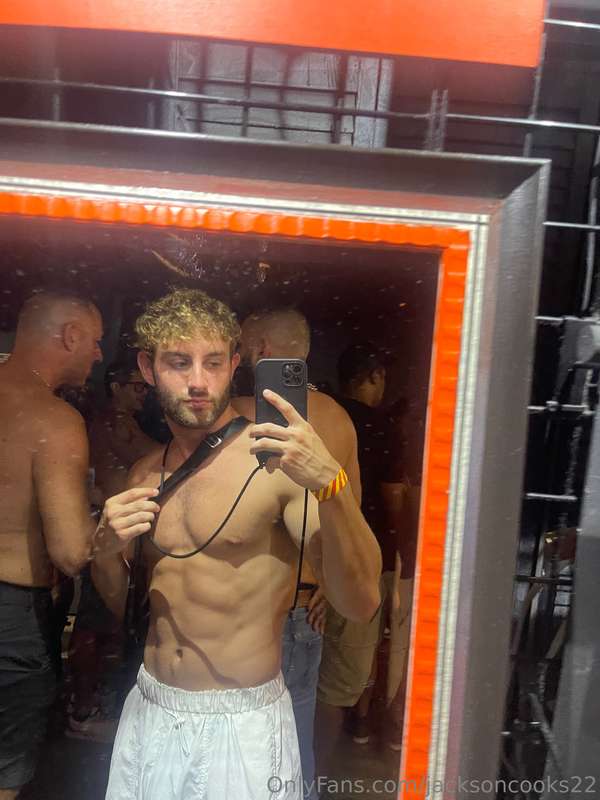 who wants to come suck my sweaty cock in the dark room at Ea..