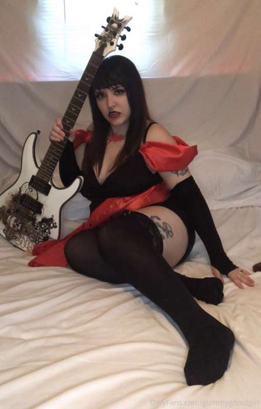 Hex Girls cosplay! Ever wanted to see what’s under Thorn’s d.. 36
