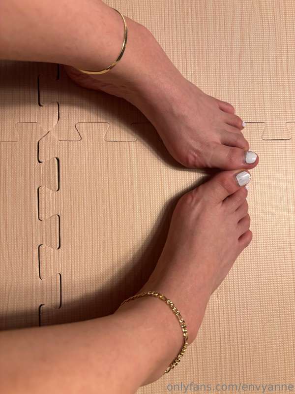 I bought some anklets!!! :D I heard the “white toes and gold.. 10