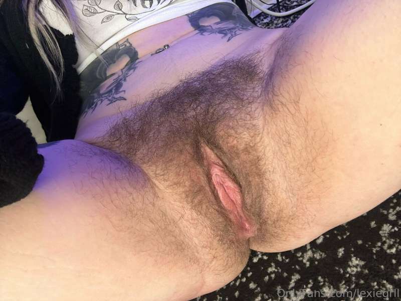 I love showing off my hairy pussy