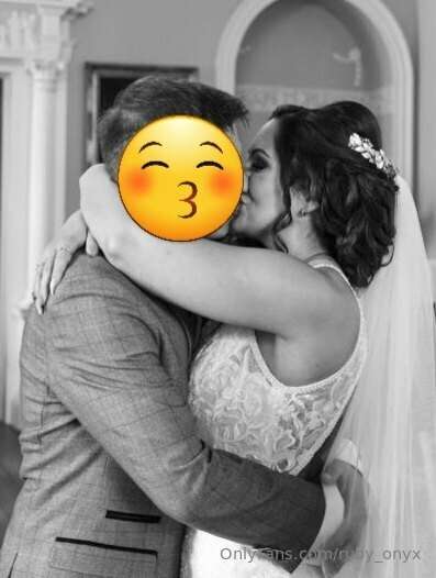 It's our 1 year anniversary today!! 💍🥰 how quickly its flown.. 1
