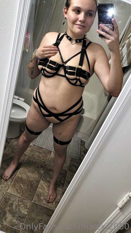 I need to wear this more often👀🖤