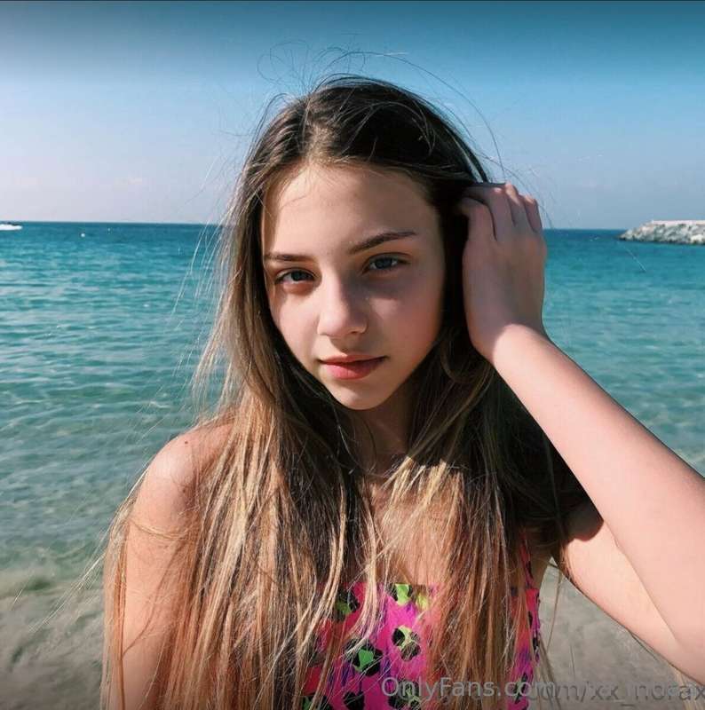 Let me distract you 👉@ellagol😇 Cute girl @ellagol loves play..