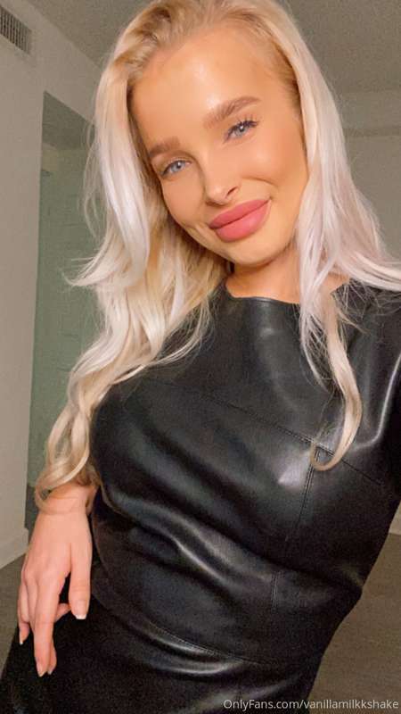 Join my VIP list today for an EXTRA hot treat in your dm’s e..