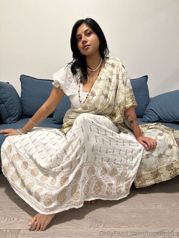 Desi Girlfriend's Secret Desire: SFW Photo Set 2

Model: @th.. 2