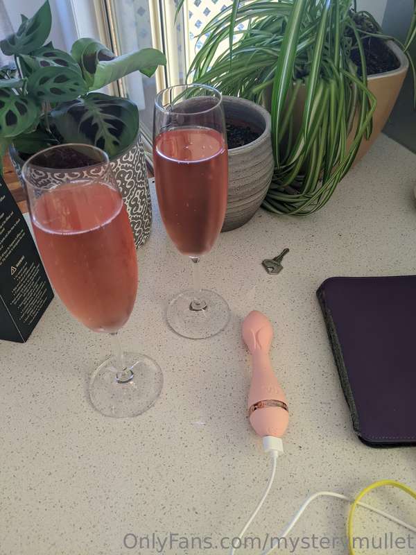 🖤 Drinks at Bae's - love this girl. Isn't her vibrator the c..