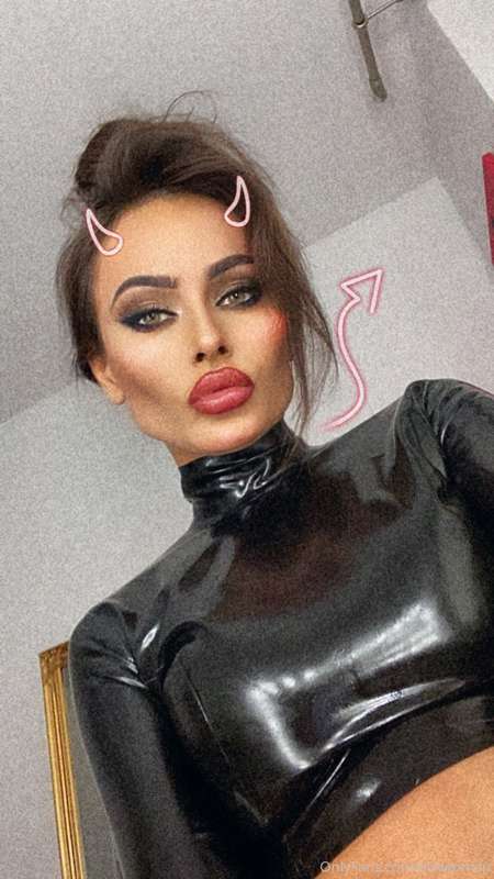 Onlyfans lady. Эвил Вумен. Evil woman. Evil госпожа. Evil woman госпожа.