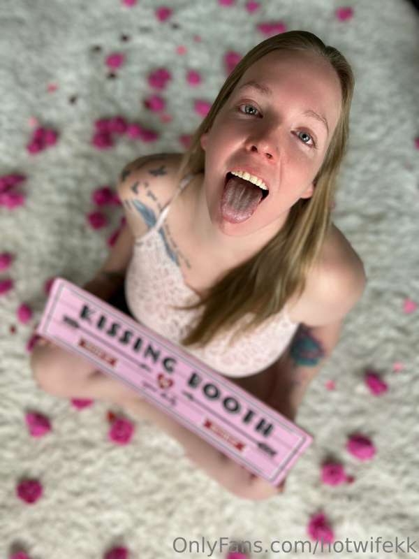 Hey guys! I took some sexy Valentine’s Day photos for you bu..