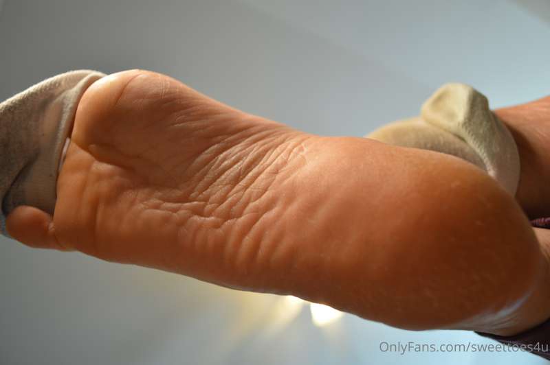Its sooooo cold here right now.  These boots make my feet so.. 13