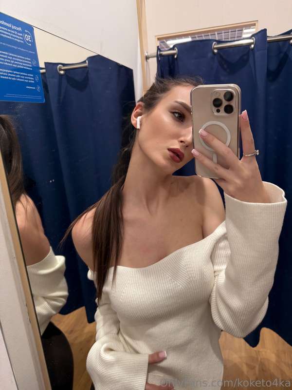 A little striptease from the fitting room😈