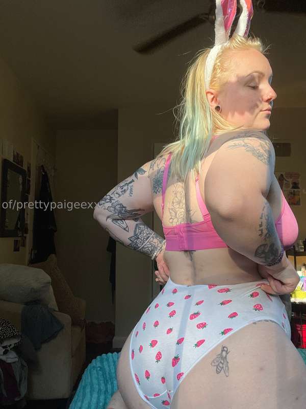 Happy Easter 💗🐰💋 scroll for my little morning photoshoot 👀🤤 1