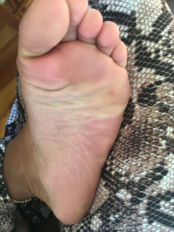 Just gave myself a 3 hour long pedicure and now my feet look.. 2