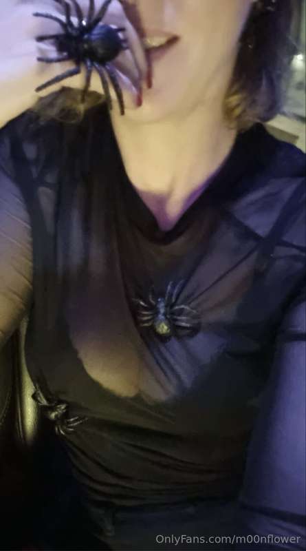 I 🥰 Halloween so much! I’m having a promo on my premium acco..