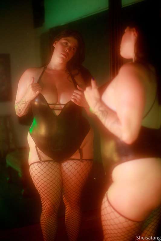 Just a oiled up curvy slut 24
