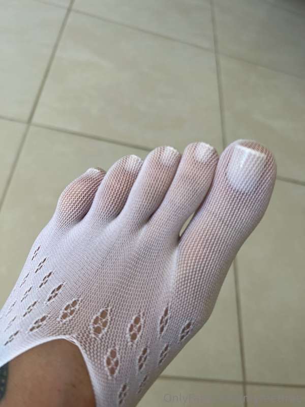 Tire minhas meias sexys e CHUPA TODOS MEUS DEDOS 😈 UM POR UM.. 2