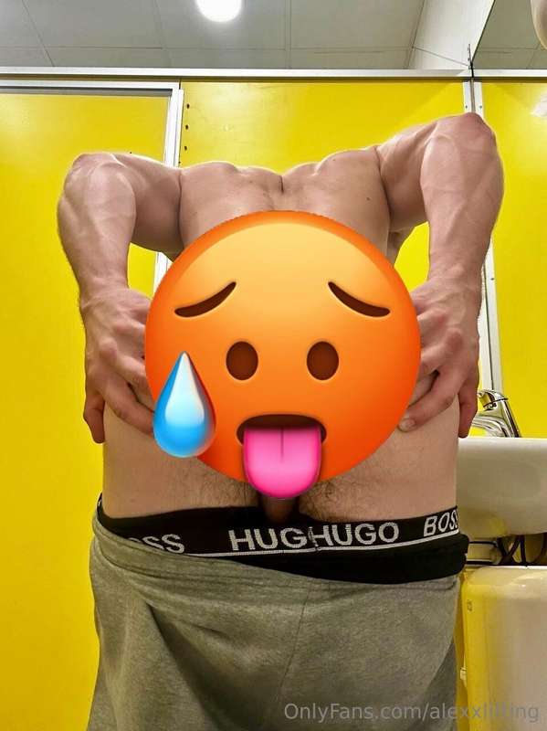😈Full Face😈 Watch Me Flex For You In The Gym Bathroom Stall ..