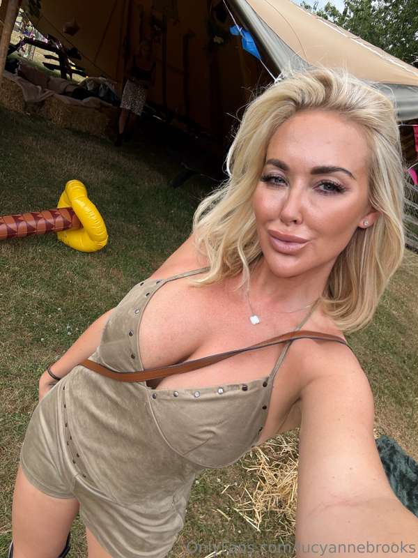 SELFIE SATURDAY 🤳🏼 Today I’m hosting a festival for my trave..