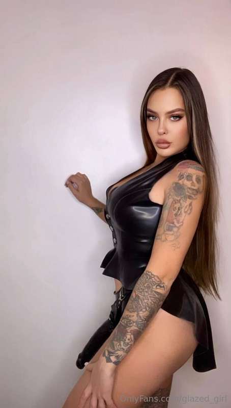 FEMDOM QUEEN 👸 Goddess Veronica wants to fuck your holes 😈🙇‍..