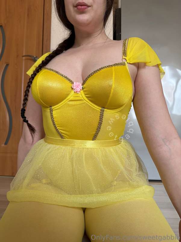 Princess Belle, if she was dummy thicc 😱