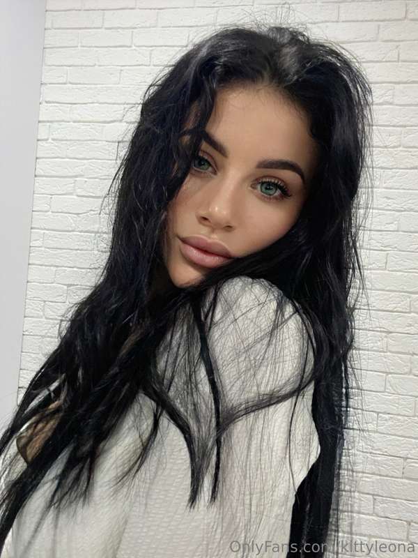Look into my eyes, but be careful not to fall in love 😇