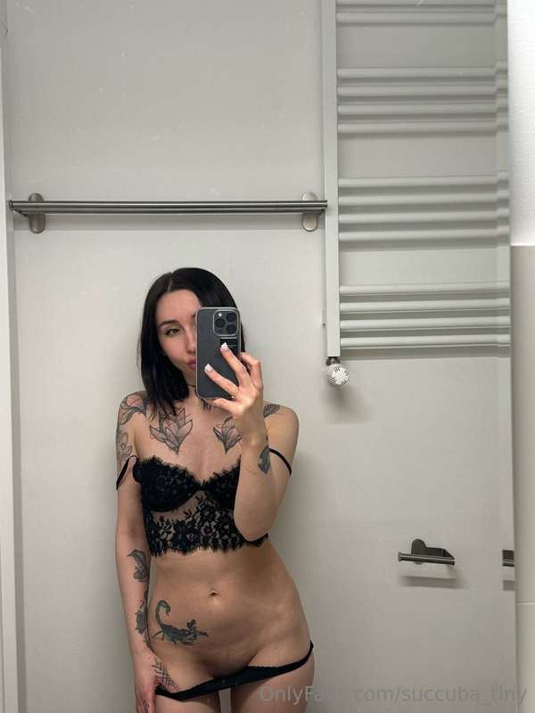 What do you think of my look? 😏 I decided to try on somethin..
