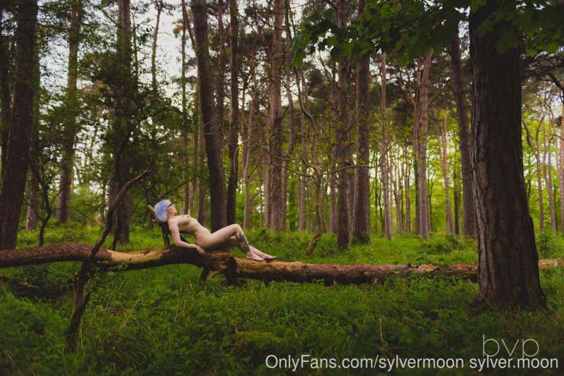 First look at an outdoor nude shoot from this weekend 😚