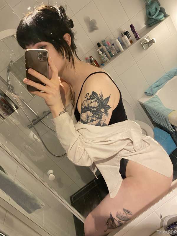 Hi everyone! 🖤

I took some dumb pics in my bathroom last sa.. 5