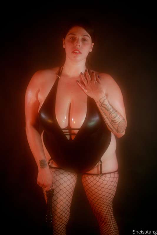 Just a oiled up curvy slut 19