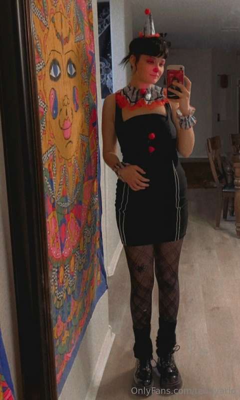 who wants to see this clown get her post-Halloween creampie?..