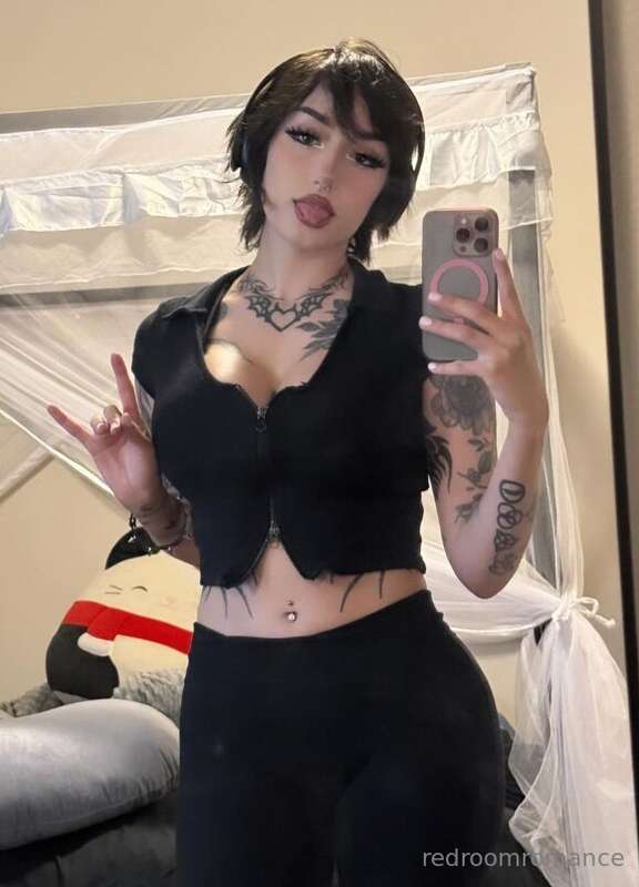 happy friday!!🖤🤟