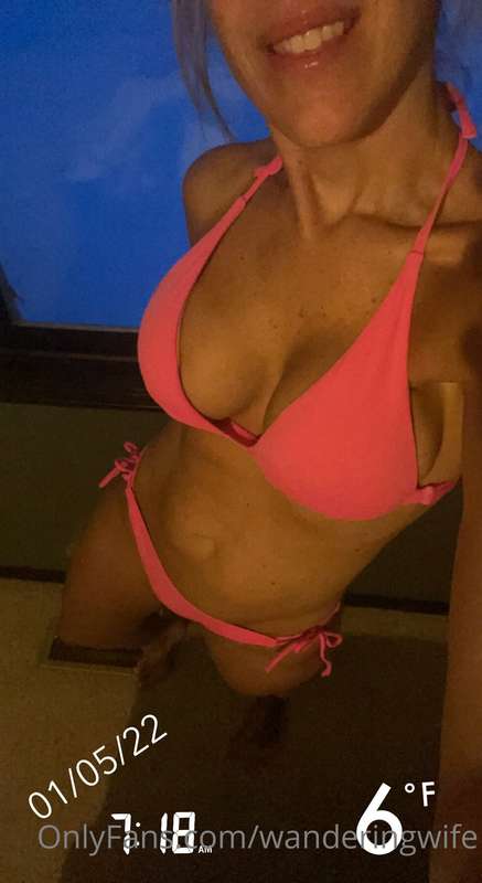 Who wants to cum join me in the hottub……....💦😏❄️