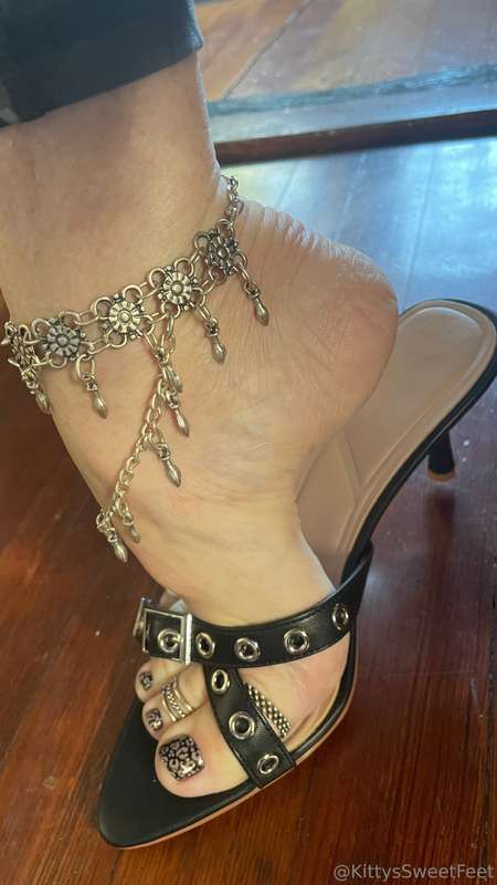 These shoes fit just right—snug in all the best ways. As muc.. 4