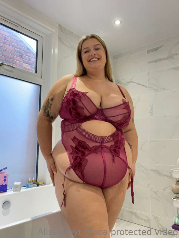 Curvy queen