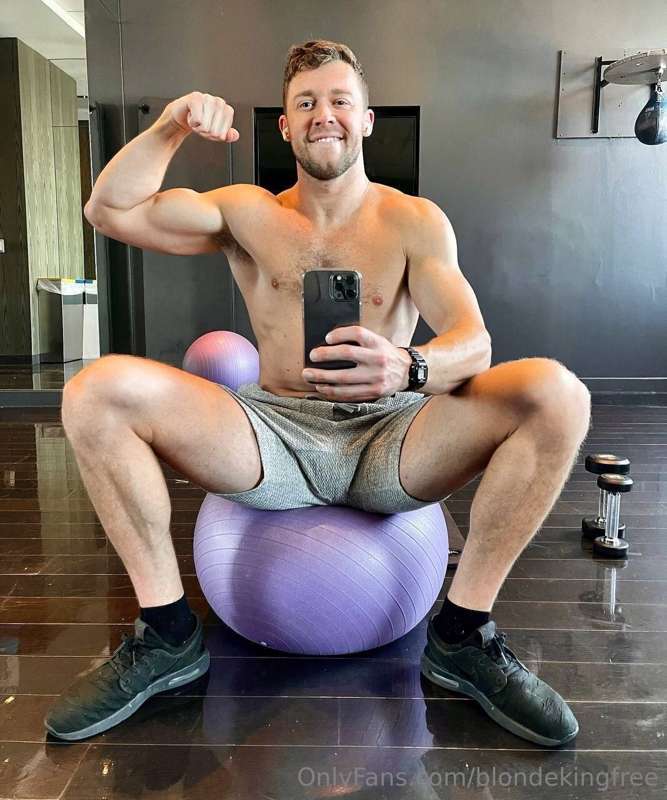 This jock is sexy af 🥵 @JustinTheJock3x💪🏼 I Love watching Ju.. 4