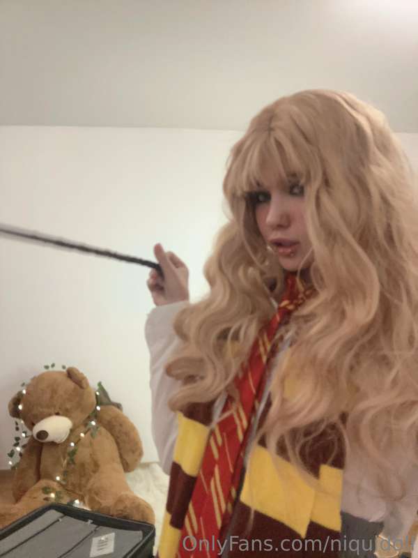 Hiii, I'm Hermione, wanna see some tricks? ❣️ I can put your.. 25