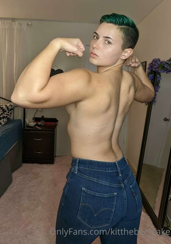 Flexing in them Levi's 🥰 2