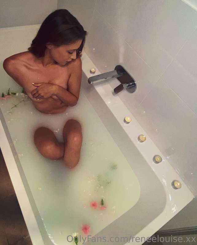 I’m sureeeee you could fit somewhere in this bath 🤷🏼‍♀️ 😏 4