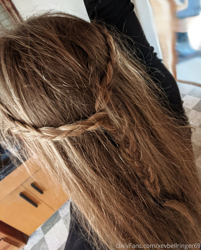 I just LOVE this hairdo!! Don't judge the frizz lol, but wha.. 1