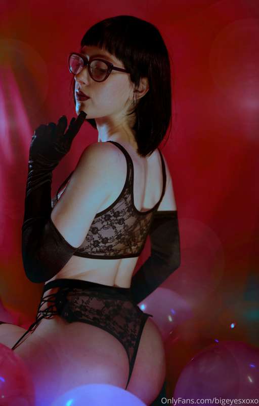 Some photo shoot pics just came in 💖🖤🤍 3