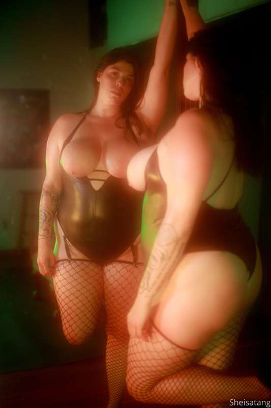 Just a oiled up curvy slut 28