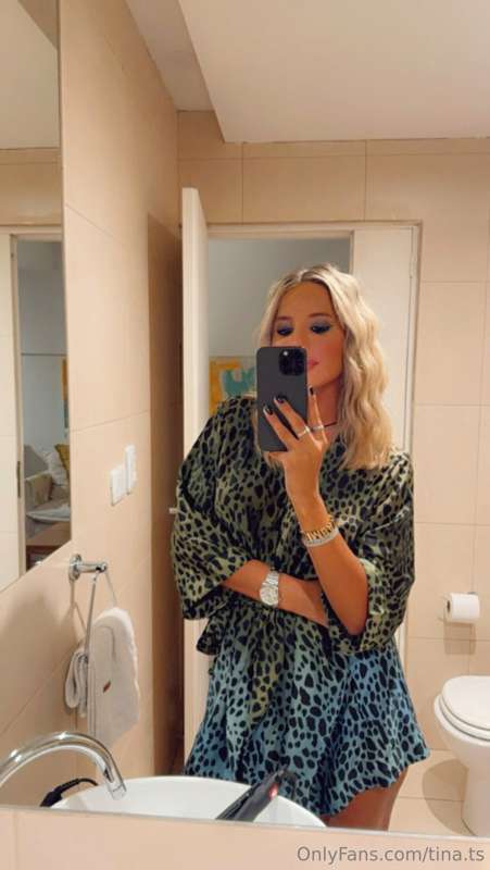 Ready, glammed up, and feeling fabulous for a dinner date! 😍..