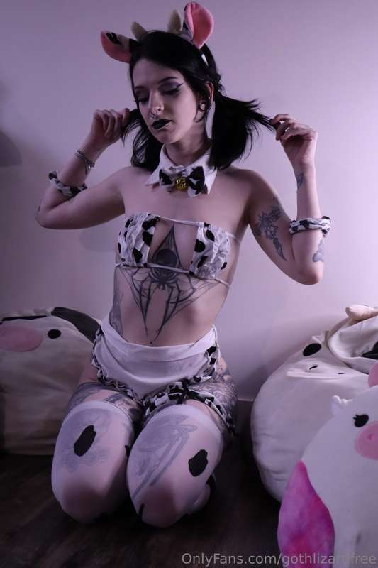 Moo for me! This outfit looks so cute on but even cuter when.. 7
