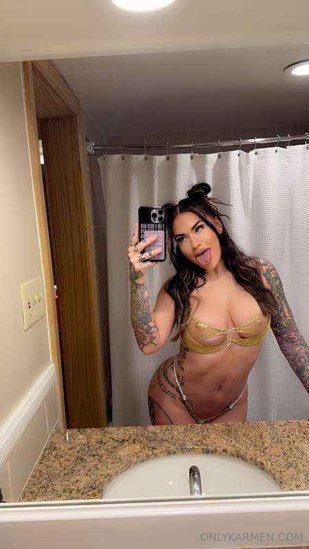  FIRST FAN TO TIP GETS TO SEXT WITH ME RIGHT NOW.... yes i'l..