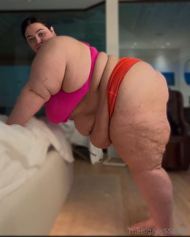 Look at all that hanging fat 🥵