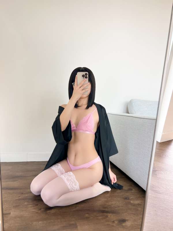 A little striptease out of my pajamas... 😏 *6 photos* 3