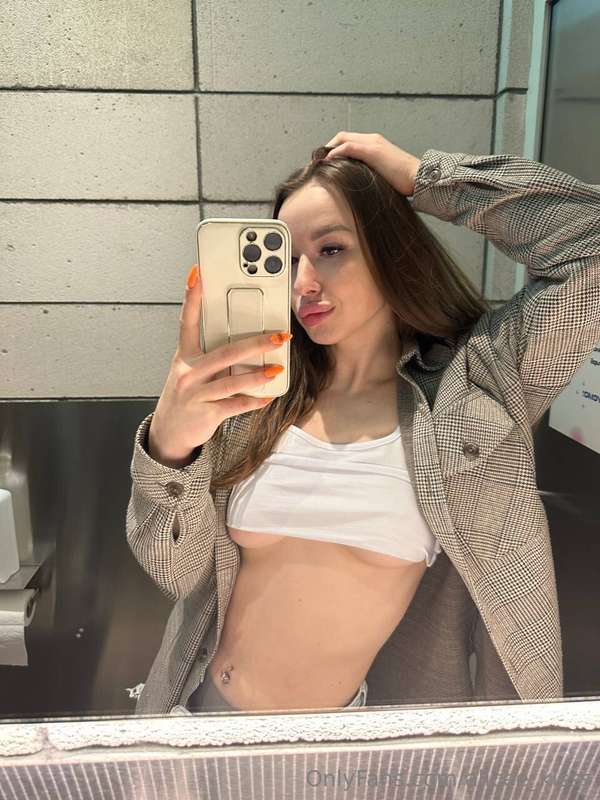 It's impossible to walk past a mirror and not take a picture..
