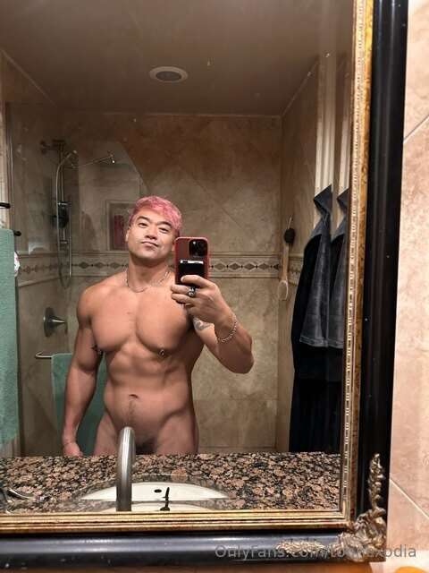 @musclecoconut  hastagricequeen So i dye my hair pink all th..