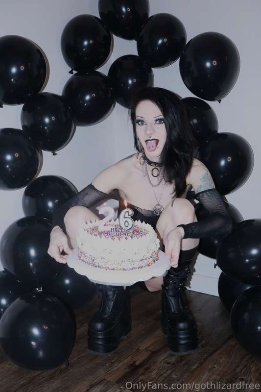 IT'S MY FUCKING BIRTHDAY!!I made myself a little cake to cel..
